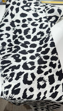 Lade das Bild in den Galerie-Viewer, Silk Scarf Square Cheetah in 2 Farben
