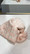 Lade das Bild in den Galerie-Viewer, Silk Scarf Square Cheetah in 2 Farben

