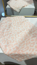 Lade das Bild in den Galerie-Viewer, Silk Scarf Square Cheetah in 2 Farben
