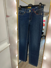 Lade das Bild in den Galerie-Viewer, Cambio Jeans Piper Short cozy soft mit Details 2 Farben NV
