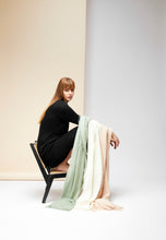 Lade das Bild in den Galerie-Viewer, Tuch Tibet uni 100% Cashmere in verschiedenen Farben
