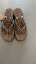 Lade das Bild in den Galerie-Viewer, Plateau Flip-Flops in vielen Farben
