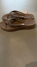 Lade das Bild in den Galerie-Viewer, Plateau Flip-Flops in vielen Farben
