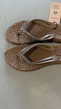 Lade das Bild in den Galerie-Viewer, Plateau Flip-Flops in vielen Farben
