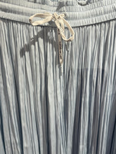 Lade das Bild in den Galerie-Viewer, Plissierter Rock &quot;Rethink Together&quot;

