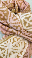 Lade das Bild in den Galerie-Viewer, Square Eyes of Marrakesh Cashmere
