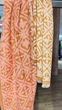Lade das Bild in den Galerie-Viewer, Square Eyes of Marrakesh Cashmere
