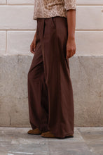 Lade das Bild in den Galerie-Viewer, Wide Leg Bundfaltenhose – Dark Brown
