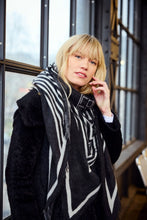 Lade das Bild in den Galerie-Viewer, Patti - Cashmere-Schal  - Black

