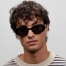 Lade das Bild in den Galerie-Viewer, Milan All Black Sonnenbrille
