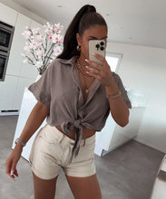 Lade das Bild in den Galerie-Viewer, Musselin T-Shirt Knoten in 2 Farben