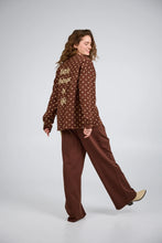Lade das Bild in den Galerie-Viewer, Oversized Longsleeve Little Things Cocoa Dust Polkadot
