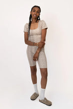 Lade das Bild in den Galerie-Viewer, Kalina Slim Fit T-Shirt Micro Leo Beige