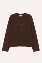 Lade das Bild in den Galerie-Viewer, Regular Longsleeve mit OH APRIL Print – Dark Brown