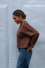 Lade das Bild in den Galerie-Viewer, Regular Longsleeve mit OH APRIL Print – Dark Brown