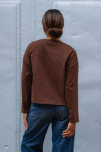Lade das Bild in den Galerie-Viewer, Regular Longsleeve mit OH APRIL Print – Dark Brown