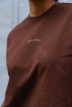 Lade das Bild in den Galerie-Viewer, Regular Longsleeve mit OH APRIL Print – Dark Brown