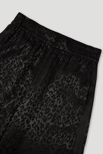 Lade das Bild in den Galerie-Viewer, Saela Trackpants Leo Black
