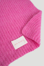 Lade das Bild in den Galerie-Viewer, Bella Scarf Deep Pink
