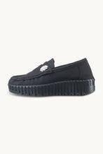 Lade das Bild in den Galerie-Viewer, Tulip Penny Loafer Wedge - Black Black