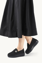 Lade das Bild in den Galerie-Viewer, Tulip Penny Loafer Wedge - Black Black