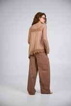 Lade das Bild in den Galerie-Viewer, Tami Satin Top Almond Mist