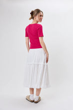 Lade das Bild in den Galerie-Viewer, Vianne Tight T-Shirt in 2 Farben