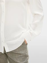 Lade das Bild in den Galerie-Viewer, Edle Seidenbluse - ein Basic-Liebling
