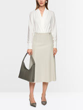 Lade das Bild in den Galerie-Viewer, Feminines Shirt mit V-Ausschnitt in 2 Farben
