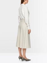 Lade das Bild in den Galerie-Viewer, Feminines Shirt mit V-Ausschnitt in 2 Farben
