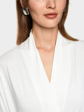 Lade das Bild in den Galerie-Viewer, Feminines Shirt mit V-Ausschnitt in 2 Farben
