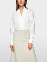 Lade das Bild in den Galerie-Viewer, Feminines Shirt mit V-Ausschnitt in 2 Farben
