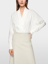 Lade das Bild in den Galerie-Viewer, Feminines Shirt mit V-Ausschnitt in 2 Farben
