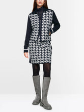 Lade das Bild in den Galerie-Viewer, Feinstrickjacke Knitted in Germany
