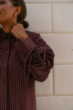 Lade das Bild in den Galerie-Viewer, Oversized Bluse – Dark Brown Stripe
