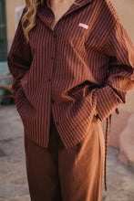 Lade das Bild in den Galerie-Viewer, Oversized Bluse – Dark Brown Stripe