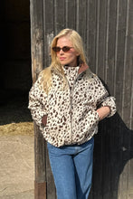 Lade das Bild in den Galerie-Viewer, Amine Reversible Jacket zum Wenden Dark Brown/Cow