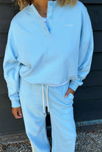 Lade das Bild in den Galerie-Viewer, Aven Boxy Sweater Sky Blue