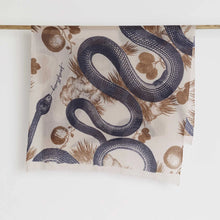 Lade das Bild in den Galerie-Viewer, Felted Stole Garden Eden

