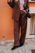 Lade das Bild in den Galerie-Viewer, Wide Leg Bundfaltenhose – Dark Brown