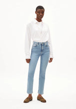 Lade das Bild in den Galerie-Viewer, LEJAANI - STRAIGHT LEG HIGH WAIST AUS BIO-BAUMWOLL MIX
