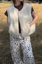 Lade das Bild in den Galerie-Viewer, Magnolia Reversible Fleece Vest zum Wenden Off White/Cow