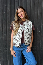 Lade das Bild in den Galerie-Viewer, Magnolia Reversible Fleece Vest zum Wenden Off White/Cow
