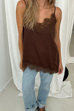 Lade das Bild in den Galerie-Viewer, Tami Satin Top in verschiedenen Farben