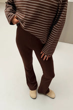 Lade das Bild in den Galerie-Viewer, Tia Bootcut Leggings Dark Brown