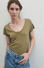 Lade das Bild in den Galerie-Viewer, Shirt Jacksonville in 3 Farben mit V-Ausschnitt
