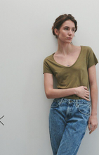 Lade das Bild in den Galerie-Viewer, Shirt Jacksonville in 3 Farben mit V-Ausschnitt
