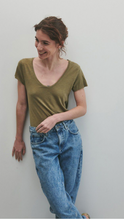 Lade das Bild in den Galerie-Viewer, Shirt Jacksonville in 3 Farben mit V-Ausschnitt
