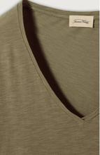 Lade das Bild in den Galerie-Viewer, Shirt Jacksonville in 3 Farben mit V-Ausschnitt
