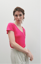 Lade das Bild in den Galerie-Viewer, Shirt Jacksonville in 3 Farben mit V-Ausschnitt
